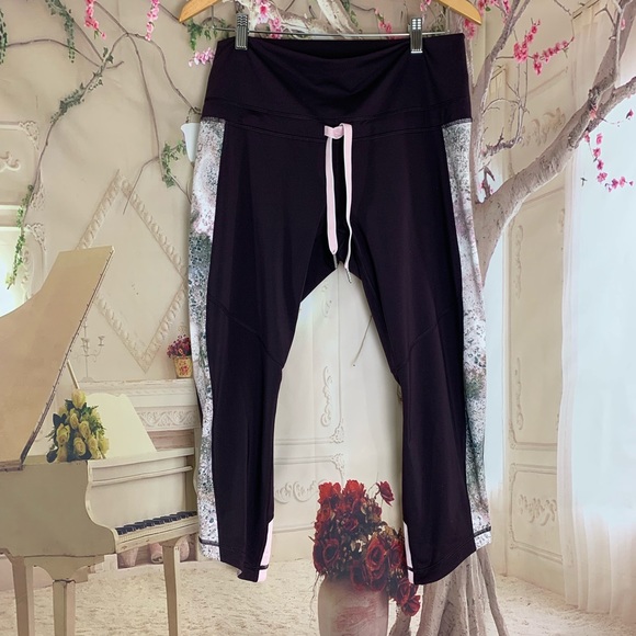 SOLD NEW Lululemon Retreat 7/8 Drawstring black - Picture 3 of 8